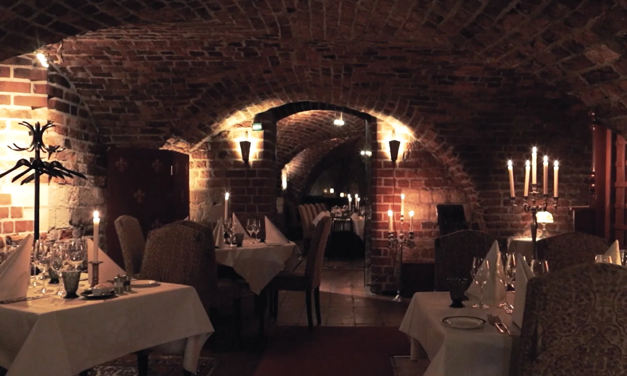 källarrestaurang med levande ljus